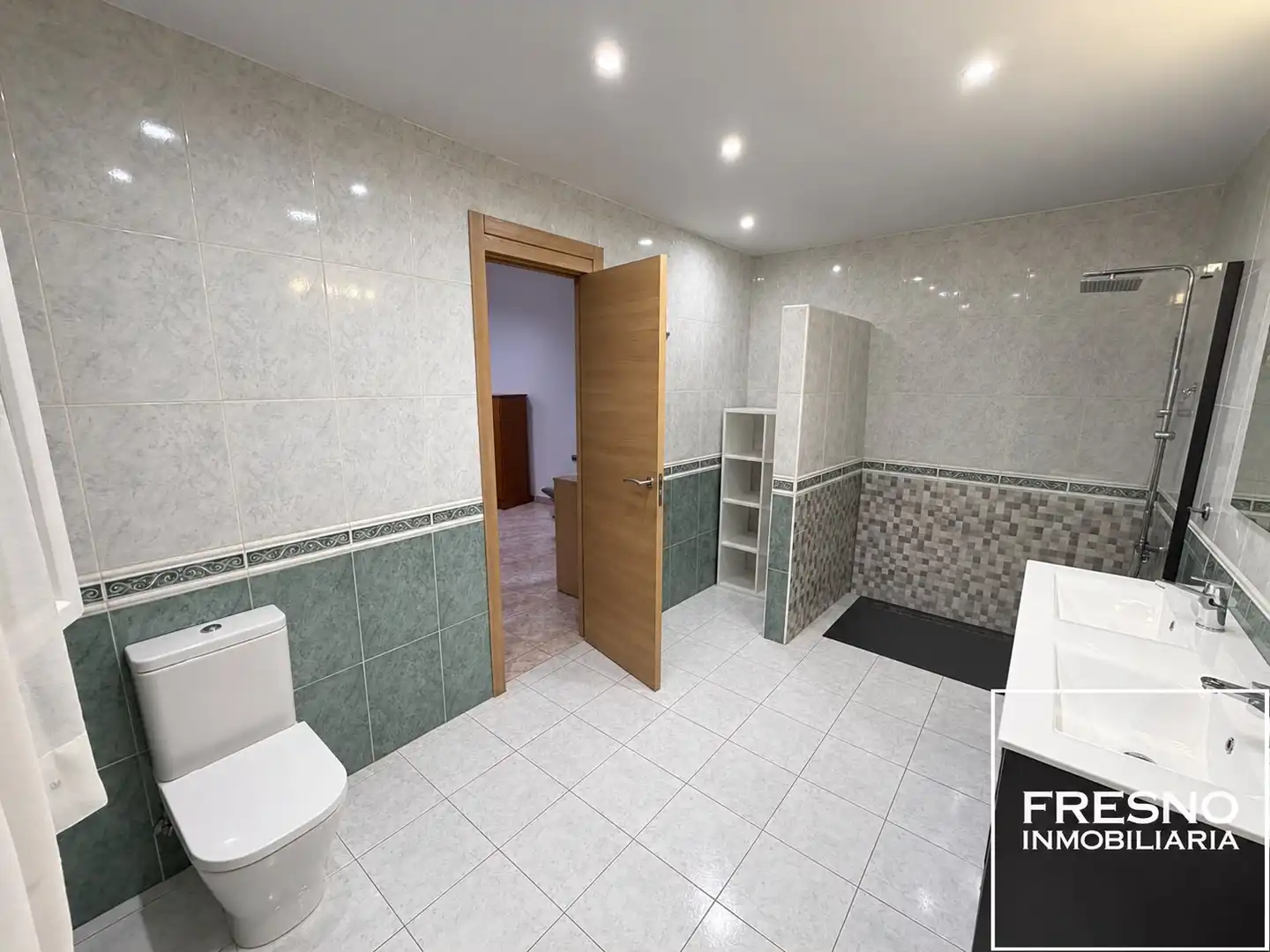 Baño de Casa adosada en venta en Valdepiélagos con Calefacción, Jardín privado y Terraza