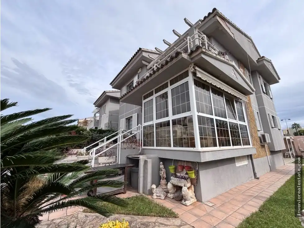 Vista exterior de Casa o xalet en venda en Benicasim / Benicàssim amb Terrassa i Piscina