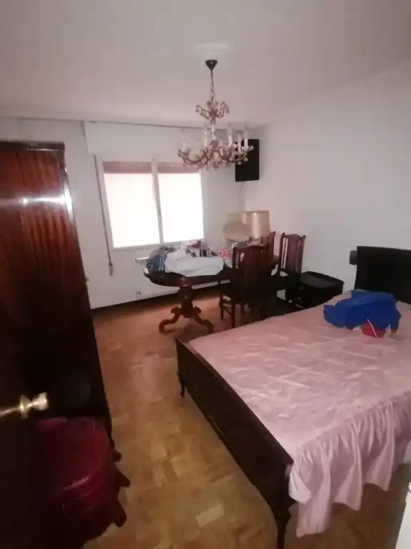 Dormitori de Pis en venda en Gijón  amb Calefacció, Parquet i Moblat