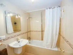 Badezimmer von Erdgeschoss zur Miete in Almuñécar mit Klimaanlage, Terrasse und Möbliert