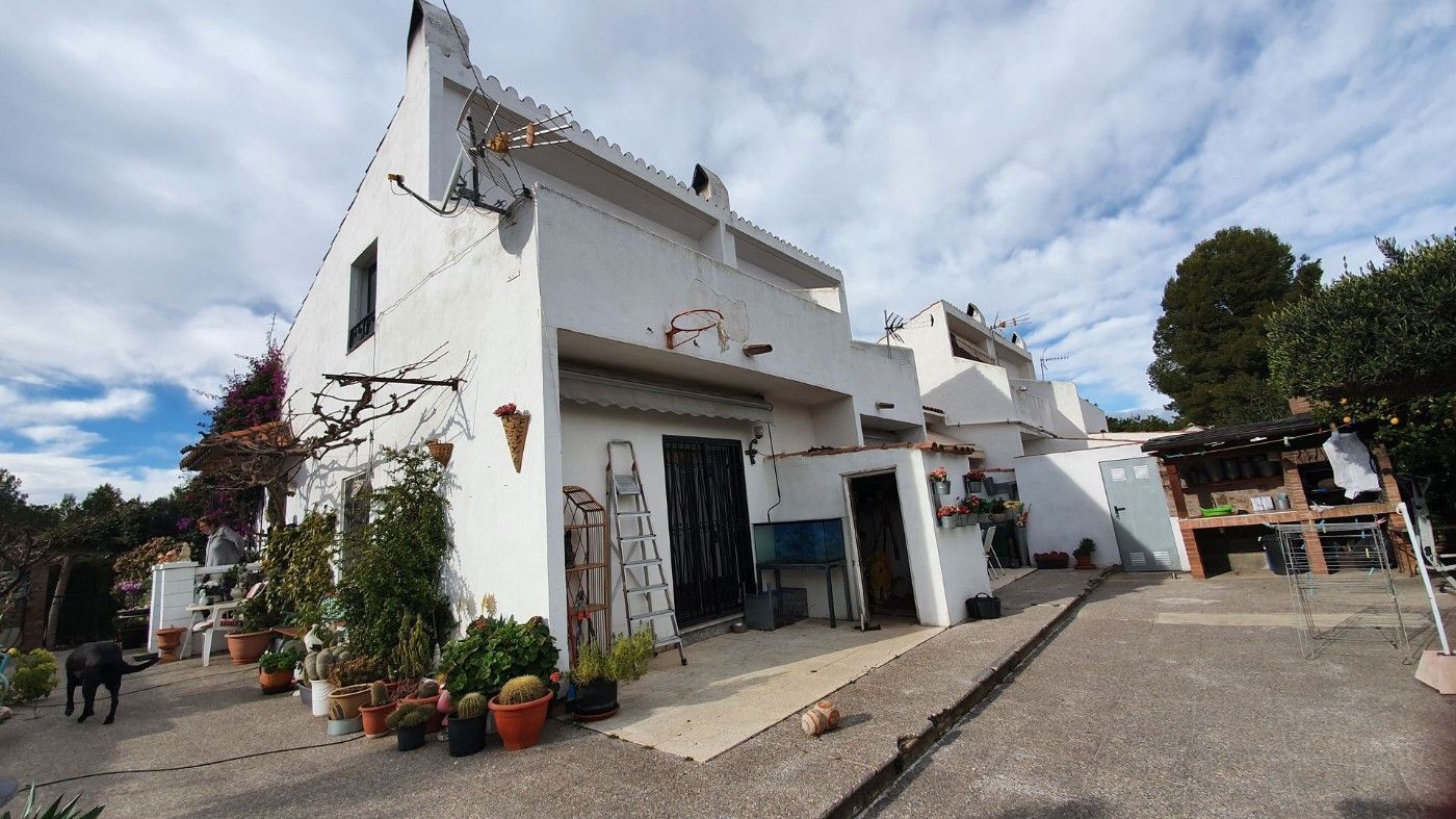 Vista exterior de Casa o xalet en venda en Mont-roig del Camp amb Aire condicionat, Calefacció i Jardí privat