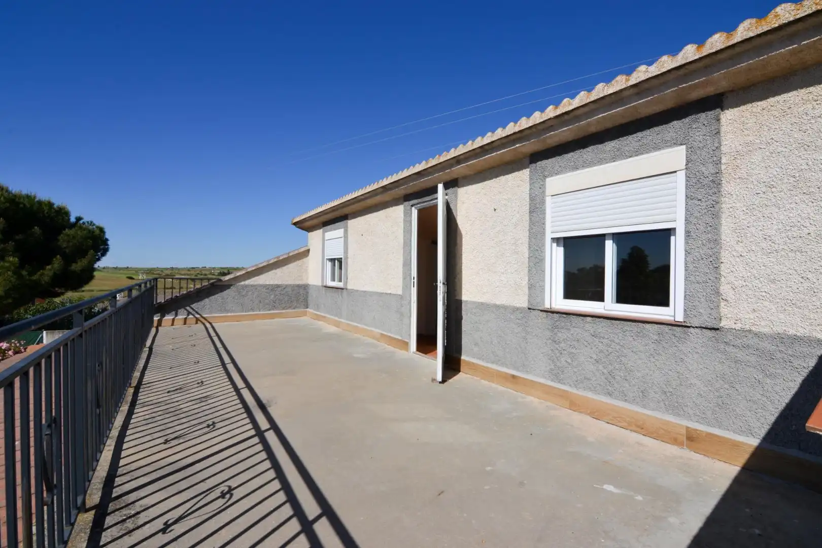 Vista exterior de Casa o xalet en venda en Casarrubios del Monte amb Calefacció, Jardí privat i Terrassa