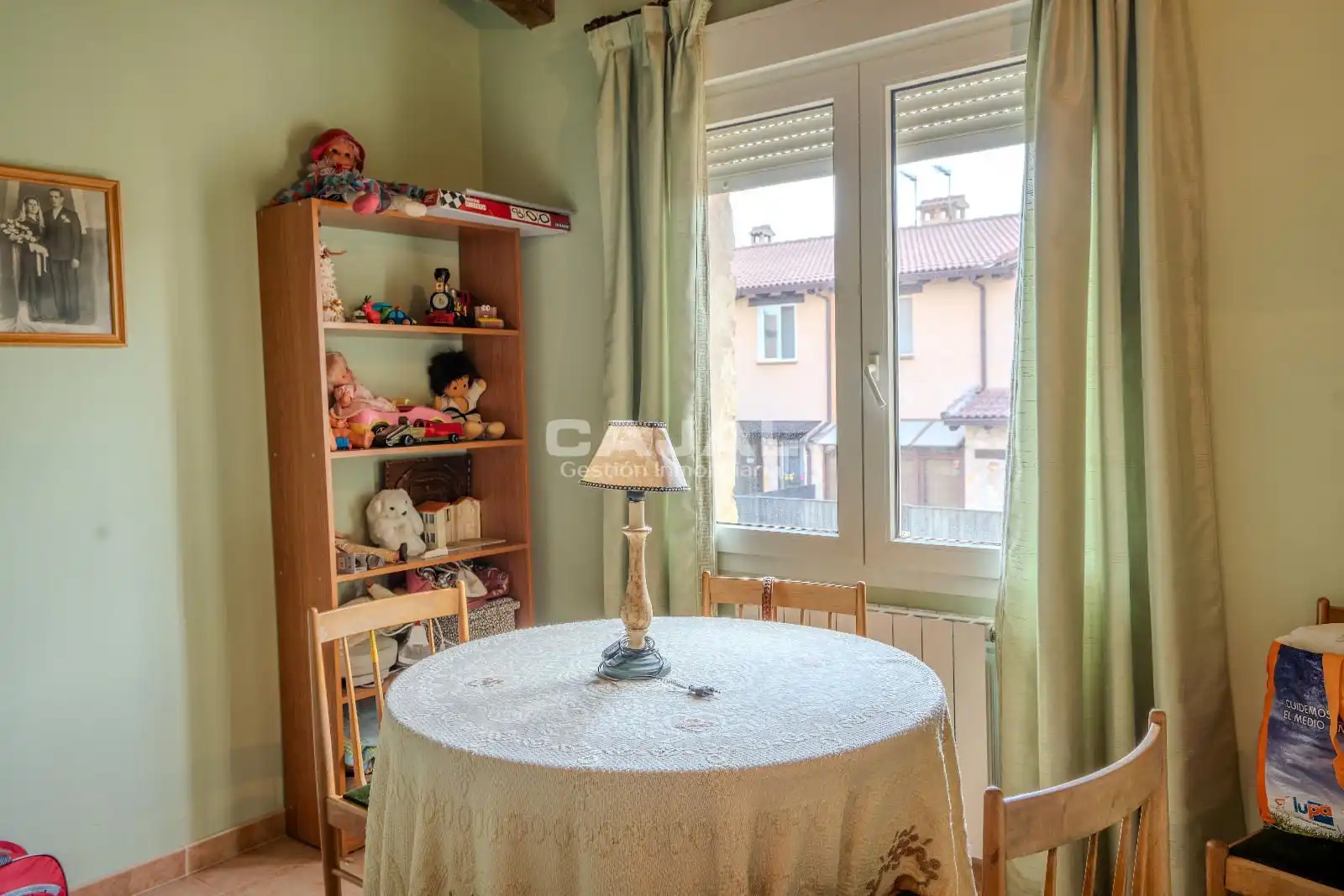 Habitación de Casa adosada en venta en Riaza con Calefacción y Jardín privado