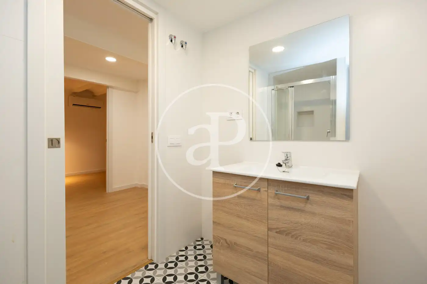 Badezimmer von Wohnung zum Verkauf in Barcelona mit Klimaanlage und Heizung