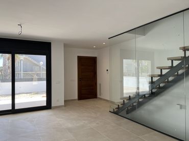 Maison mitoyenne avec balcon à vendre à SINIES DE LES