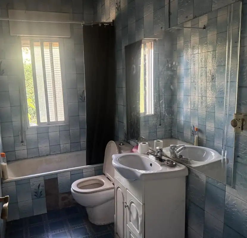 Bany de Casa o xalet en venda en Villa del Prado amb Calefacció, Jardí privat i Terrassa