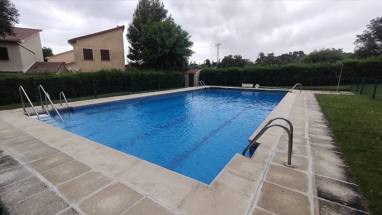 Swimming pool of House or chalet for sale in El Espinar  with Storage room and Swimming Pool