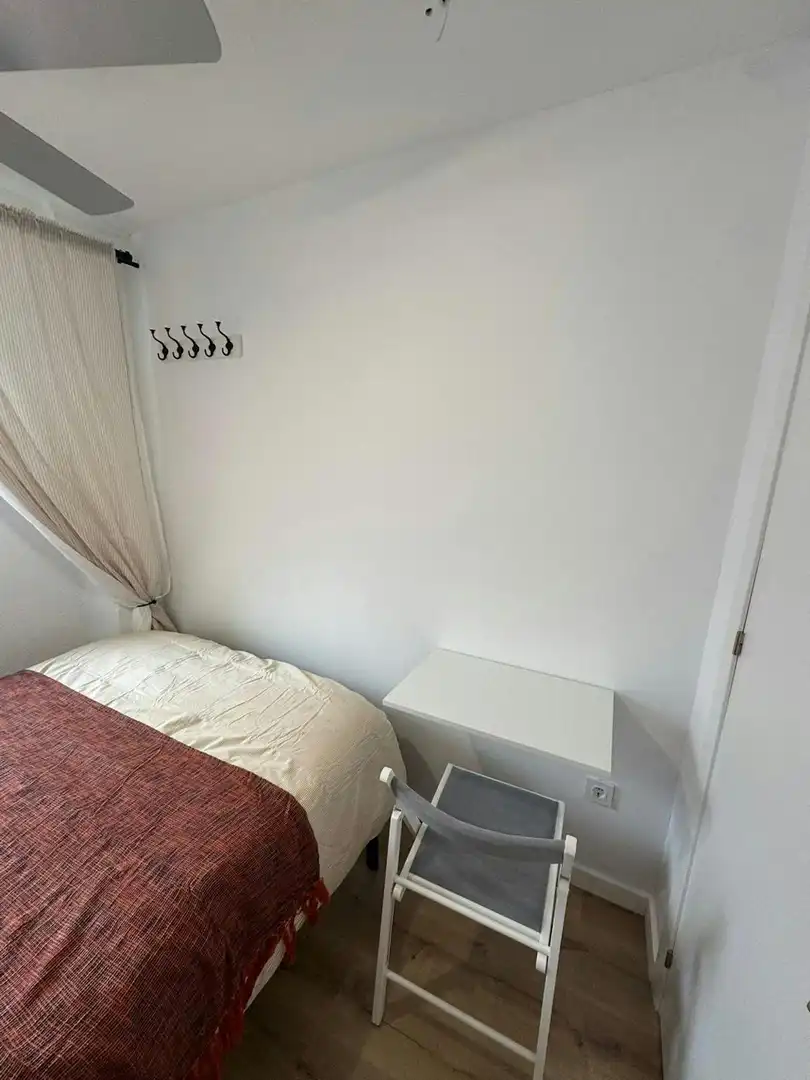 Schlafzimmer von Wohnung zur untervermieten in Valencia mit Klimaanlage und Waschmaschine
