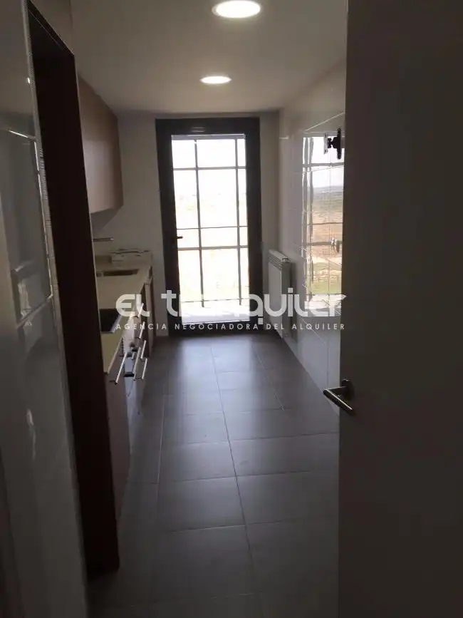 Piso de alquiler en Calle Avenida Victimas del Terrorismo, Valenoso