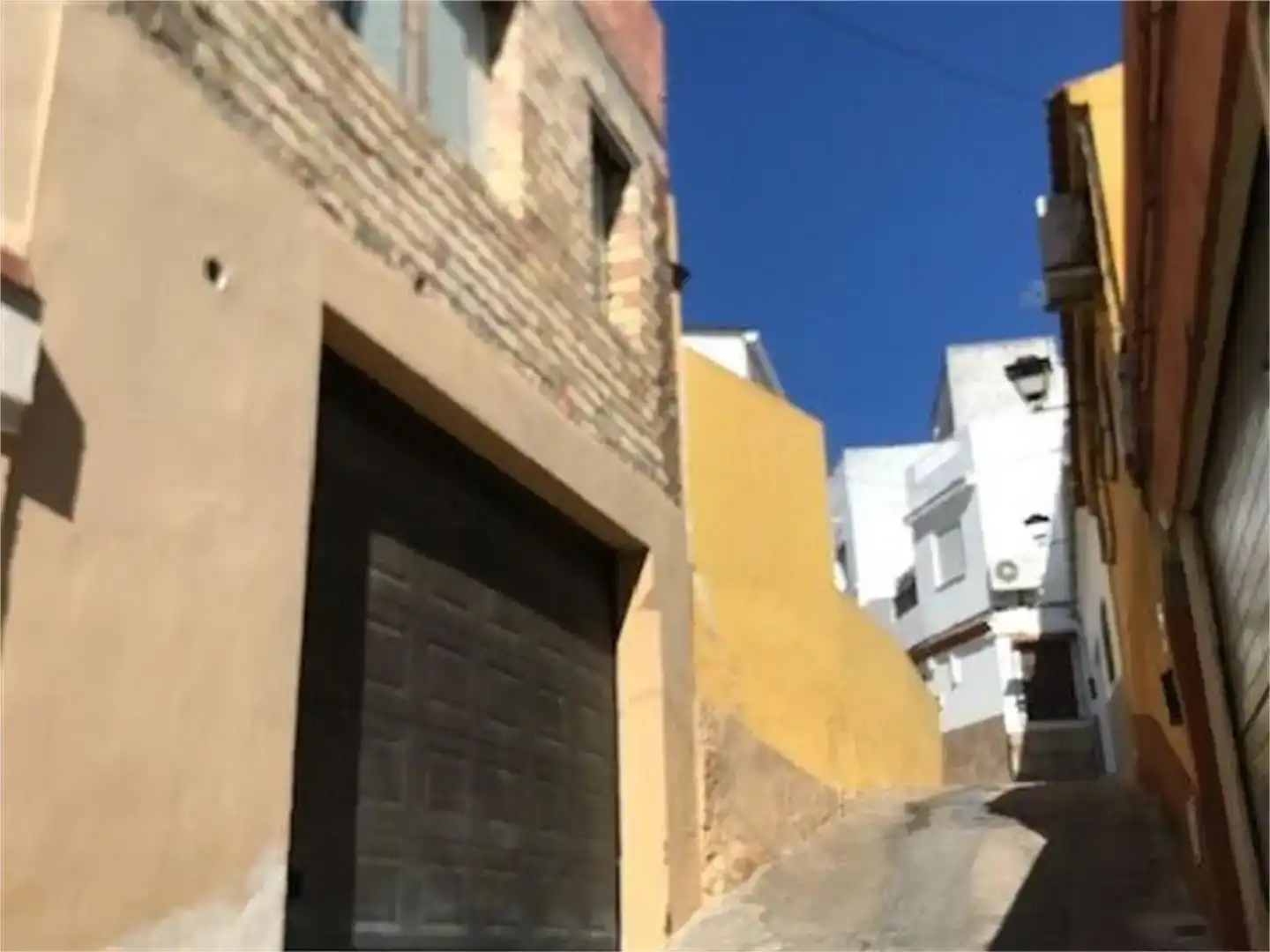 Vista exterior de Casa adosada en venda en Gelves amb Balcó