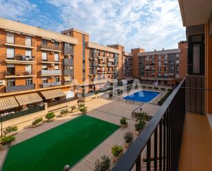 Dormitori de Apartament de lloguer en Moncada amb Aire condicionat, Piscina i Balcó