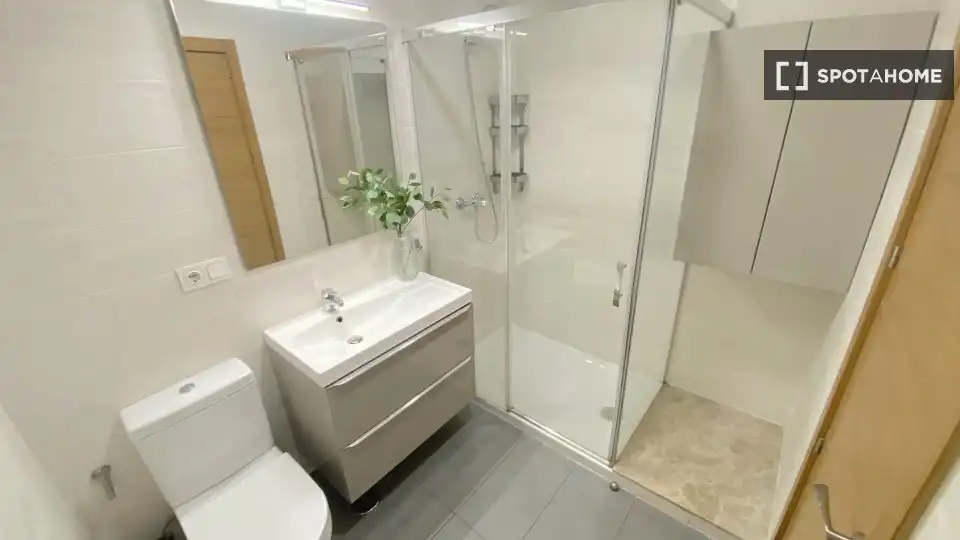 Bathroom of Flat for rent in Sevilla  with Air Conditioner, Heating and Furnished