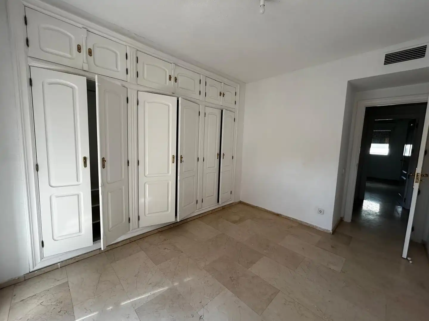 Habitación de Piso de alquiler en Córdoba con Aire acondicionado, Jardín privado y Piscina comunitaria