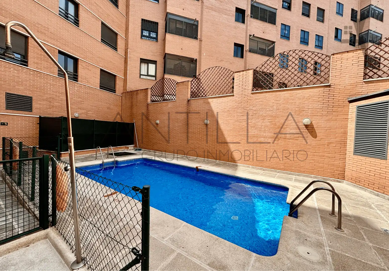 Swimming pool of Flat for sale in Madrid  with Air Conditioner, Heating and Furnished