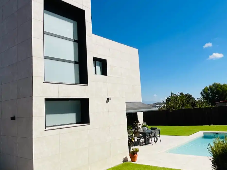 Vista exterior de Casa o xalet en venda en Castellar del Vallès amb Aire condicionat, Piscina i Balcó