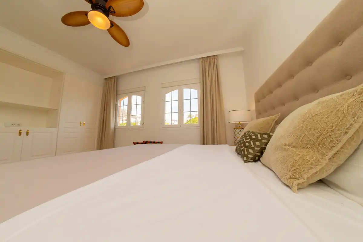 Dormitori de Casa adosada en venda en Marbella amb Aire condicionat i Alarma