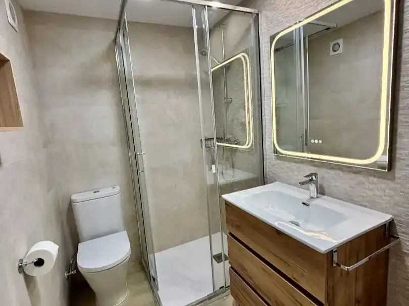 Badezimmer von Wohnung zur Miete in Benidorm mit Klimaanlage, Parkett und Schwimmbad