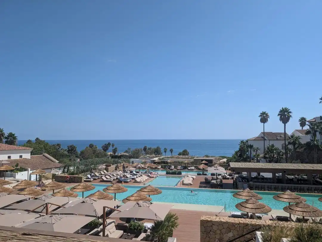 Schwimmbecken von Wohnung zum Verkauf in La Alcaidesa mit Klimaanlage, Heizung und Terrasse