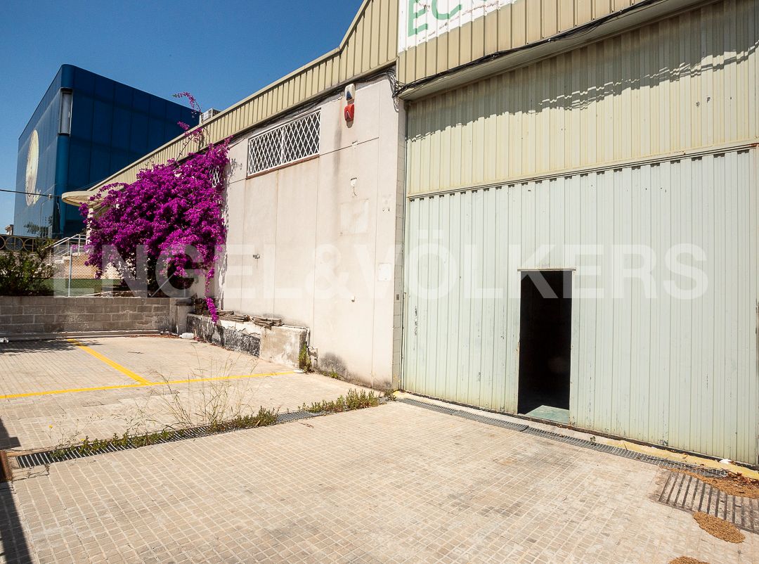 Vista exterior de Nau industrial en venda en Sant Just Desvern
