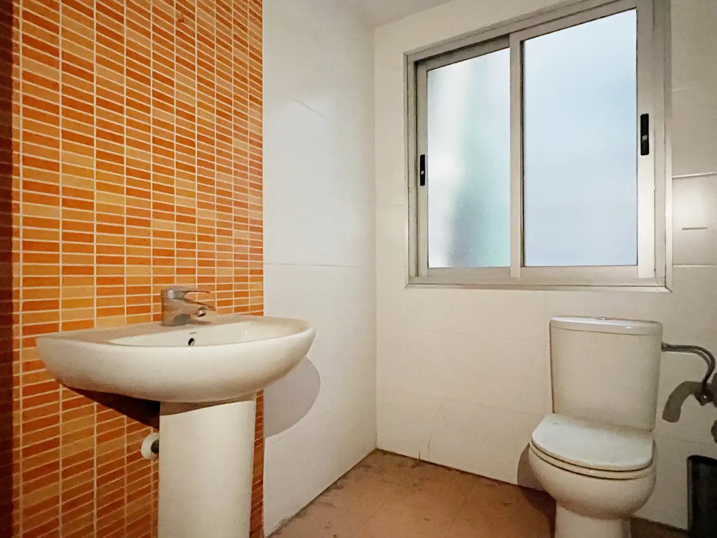 Baño de Oficina de alquiler en Valencia con Aire acondicionado, Calefacción y Trastero