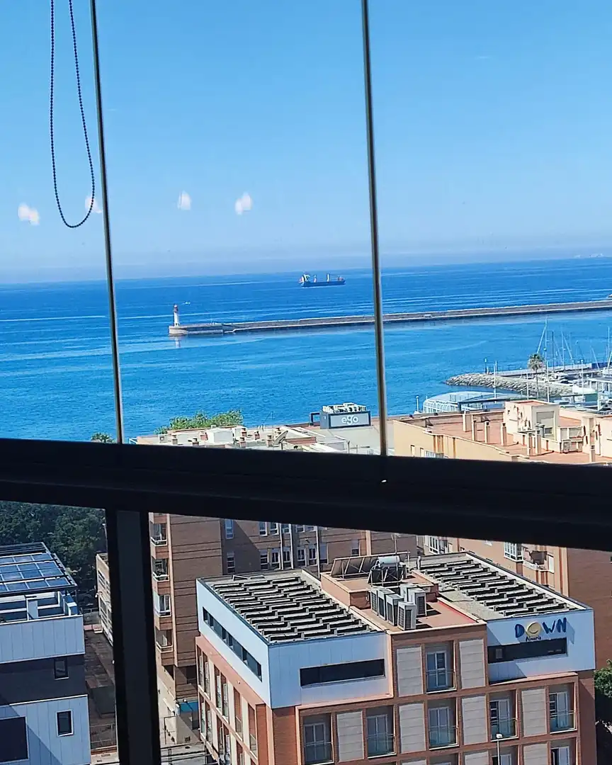 Vista exterior de Piso de alquiler en Almería con Aire acondicionado, Calefacción y Jardín privado
