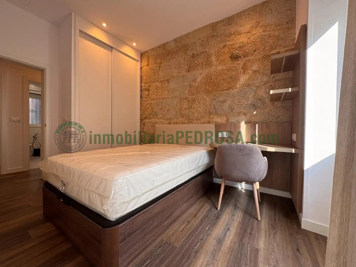 Habitación de Piso de alquiler en Pontevedra Capital  con Calefacción y Balcón