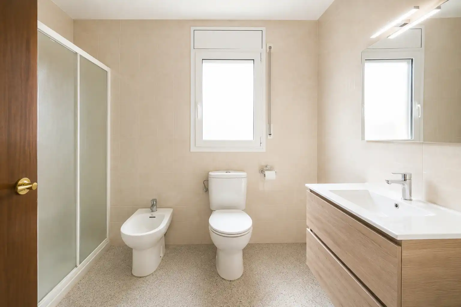 Bathroom of Flat for sale in Vinyols i els Arcs  with Air Conditioner, Terrace and Storage room