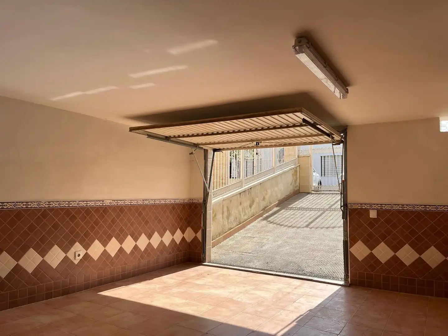 Parking de Casa adosada en venta en Ciudad Real con Aire acondicionado, Calefacción y Terraza