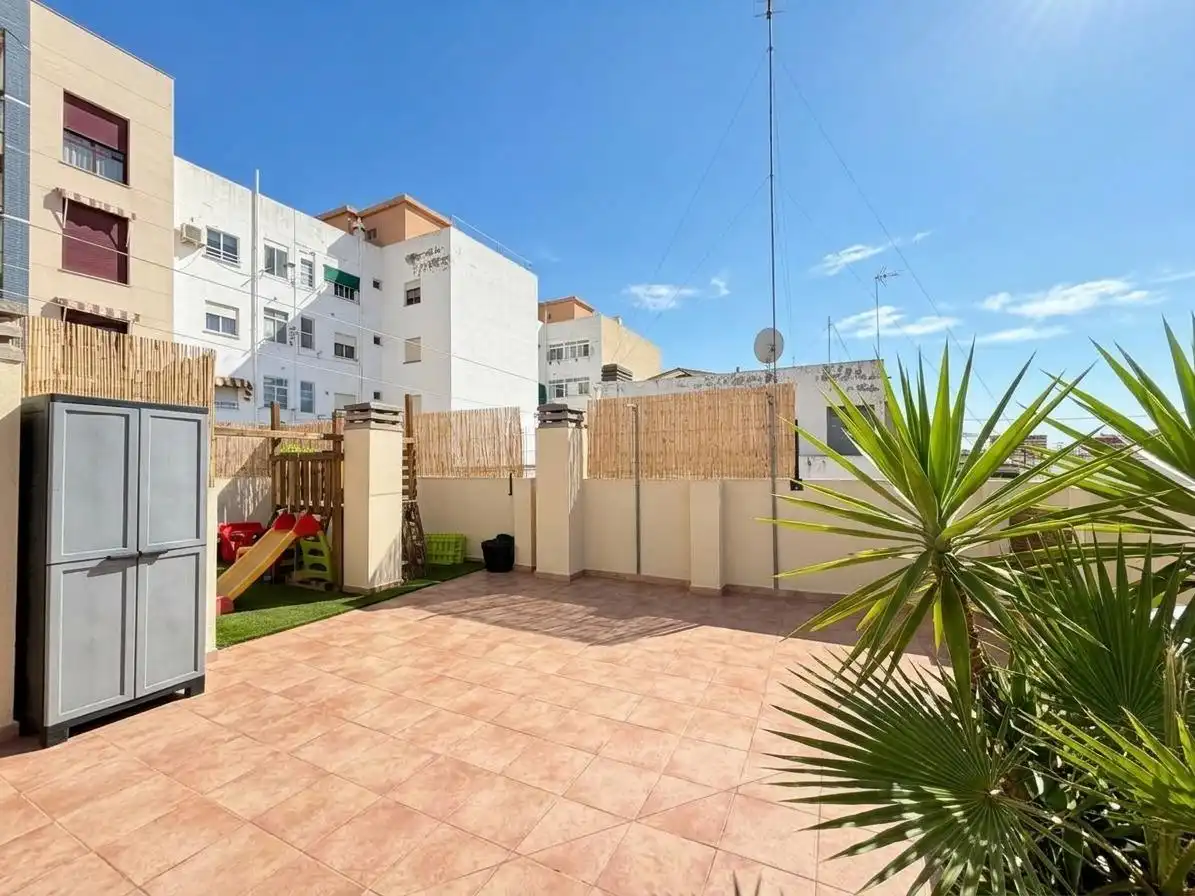 Vista exterior de Àtic en venda en Alicante / Alacant amb Aire condicionat, Calefacció i Terrassa