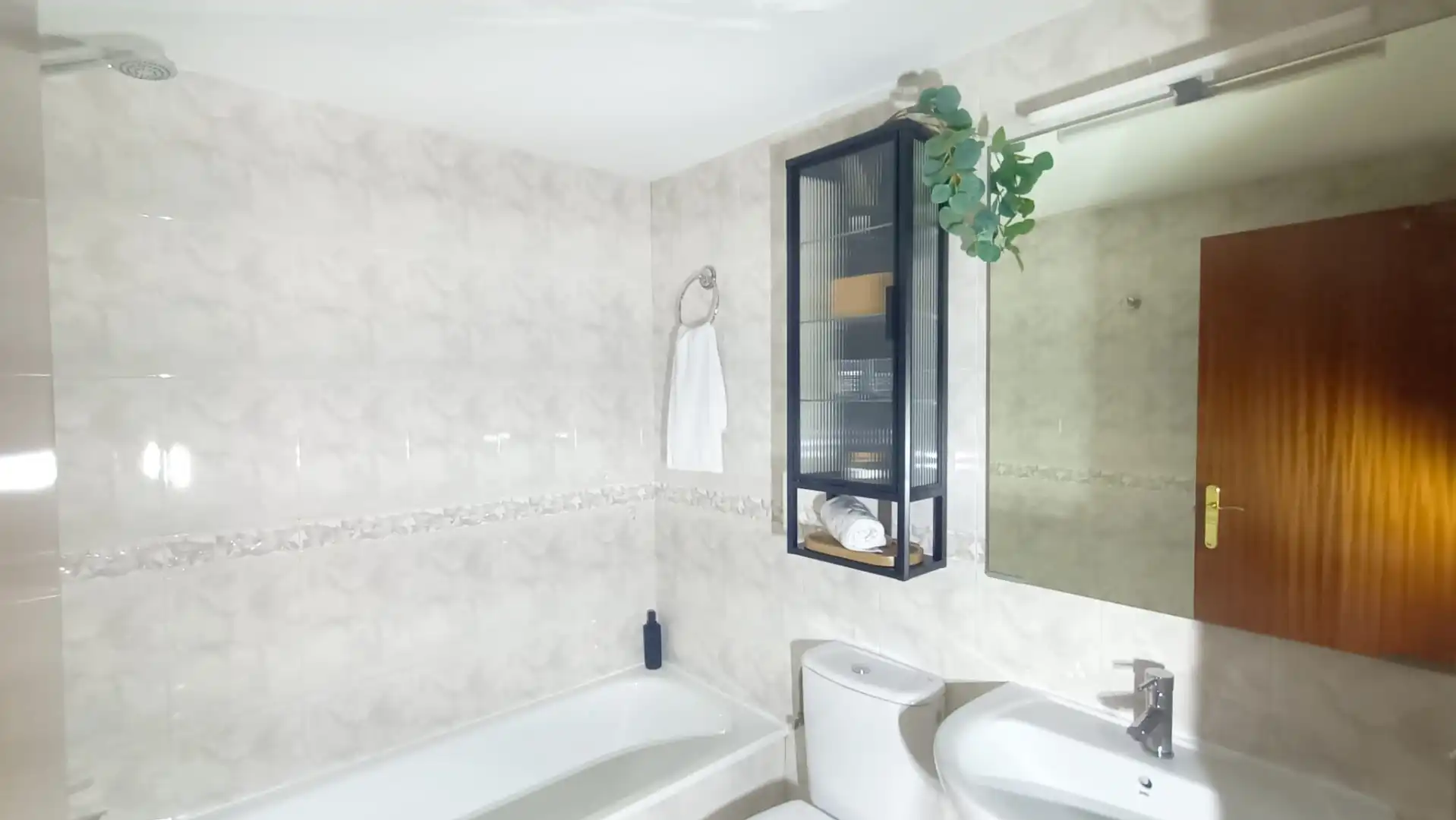 Badezimmer von Wohnung zur Miete in Utebo mit Heizung und Ofen