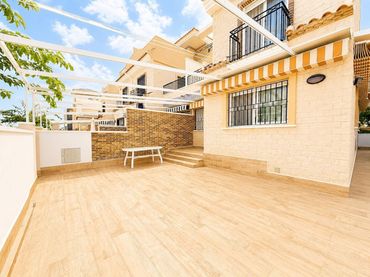 Casa aparellada en venda a Calle pilar de la horadada