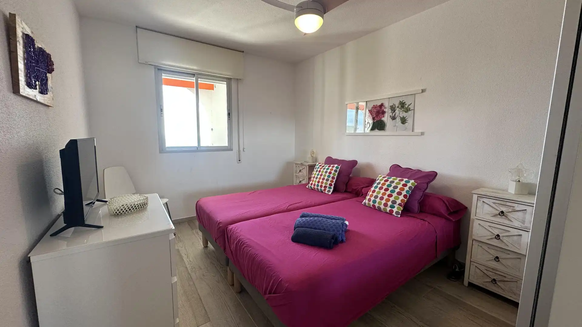 Dormitori de Apartament de lloguer en Fuengirola amb Jardí privat i Piscina comunitària