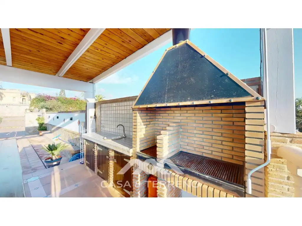 Terrassa de Casa o xalet en venda en Vélez-Málaga amb Piscina, Moblat i TV