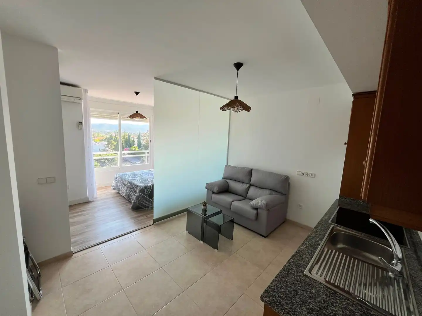 Sala d'estar de Estudi de lloguer en Benicarló amb Aire condicionat i Moblat