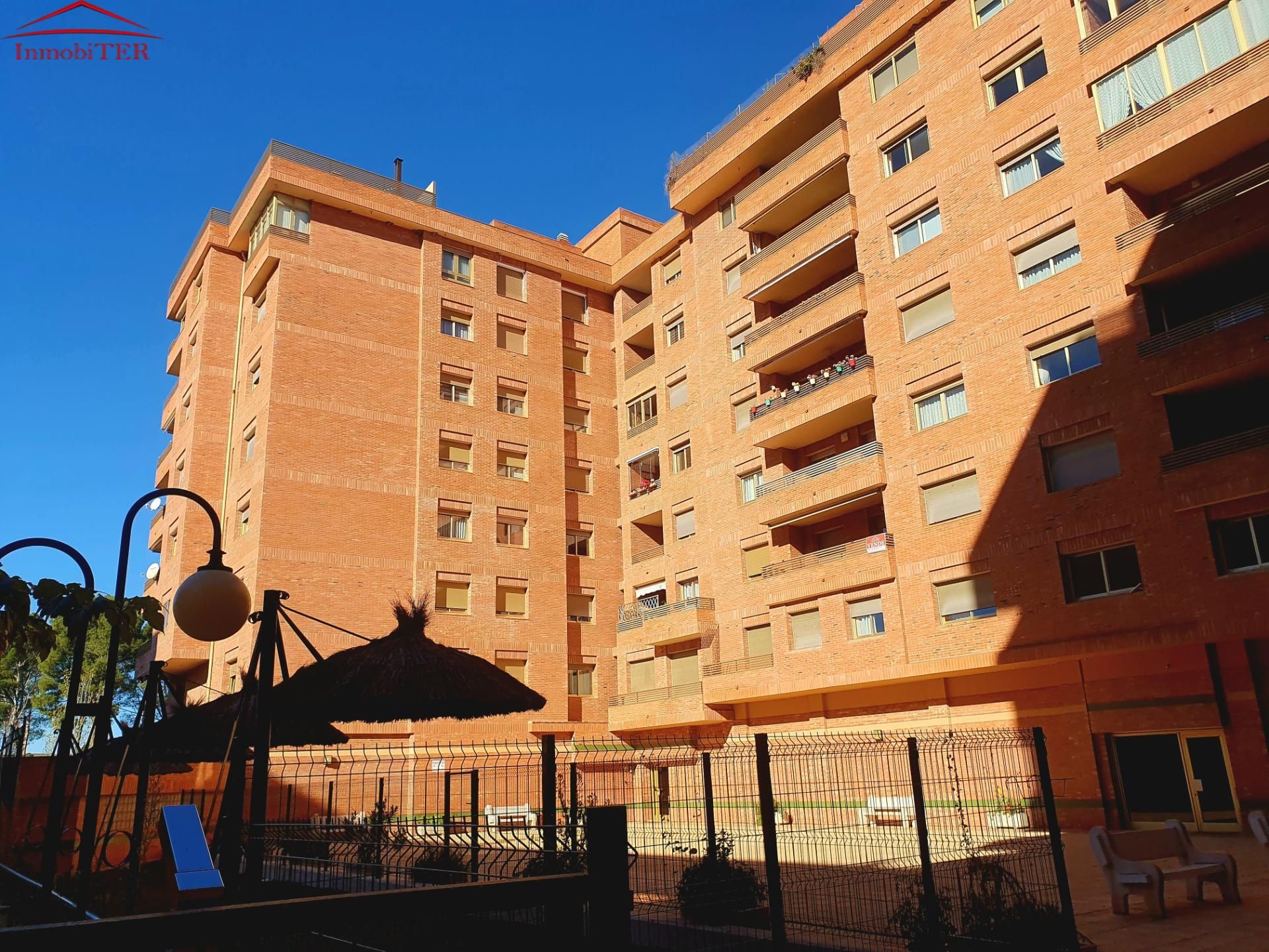 Vista exterior de Pis en venda en  Teruel Capital amb Calefacció, Terrassa i Piscina comunitària