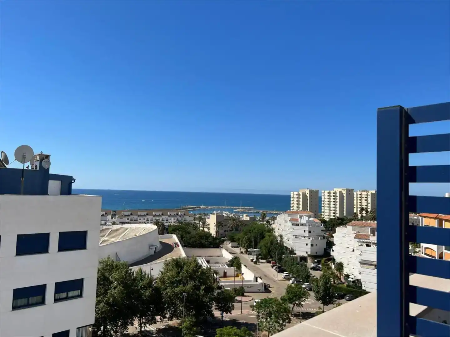 Außenansicht von Wohnung zur Miete in Estepona mit Klimaanlage, Abstellraum und Schwimmbad