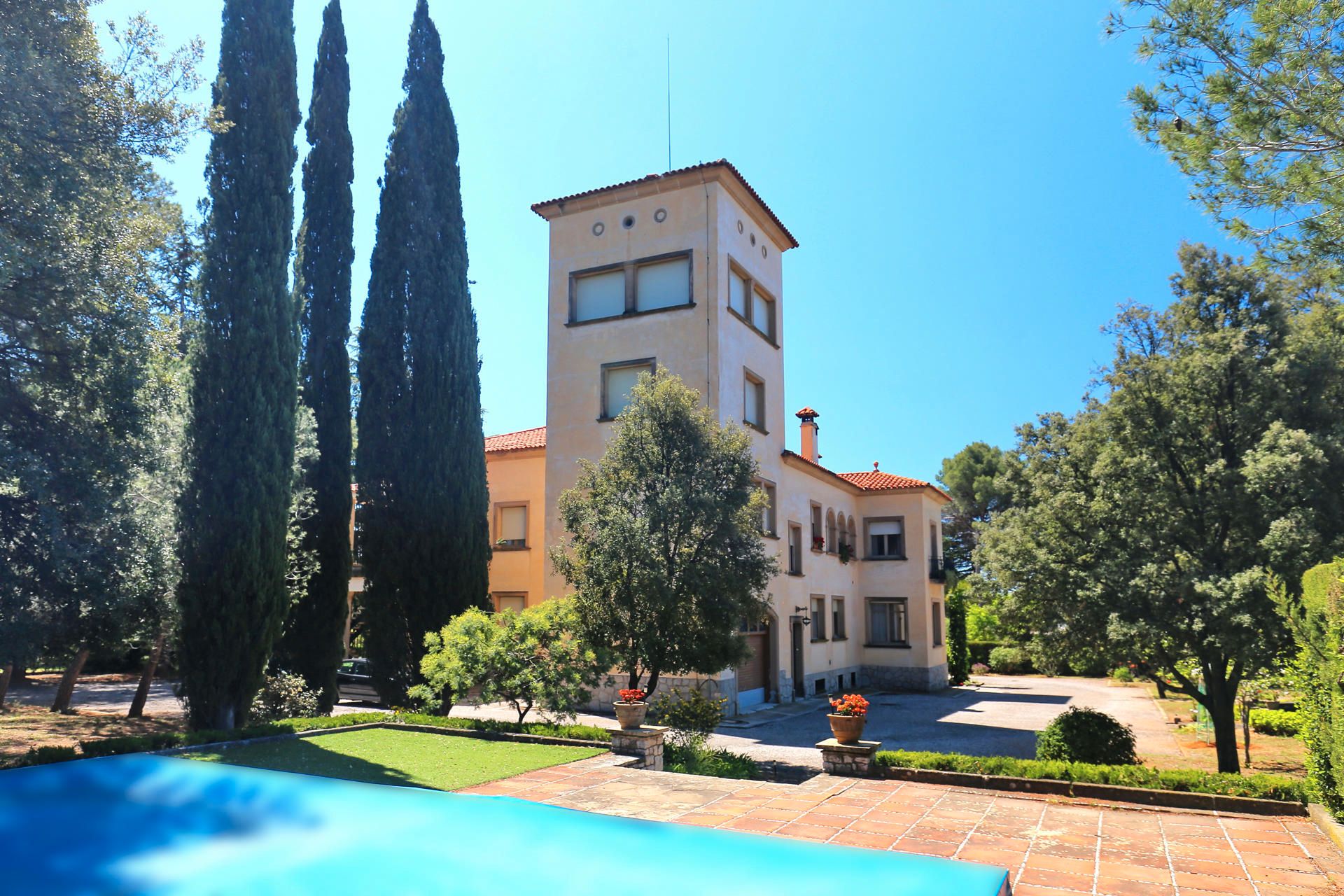 Exterior view of Houses for sale in Terrassa  with Heating, Terrace and Swimming Pool