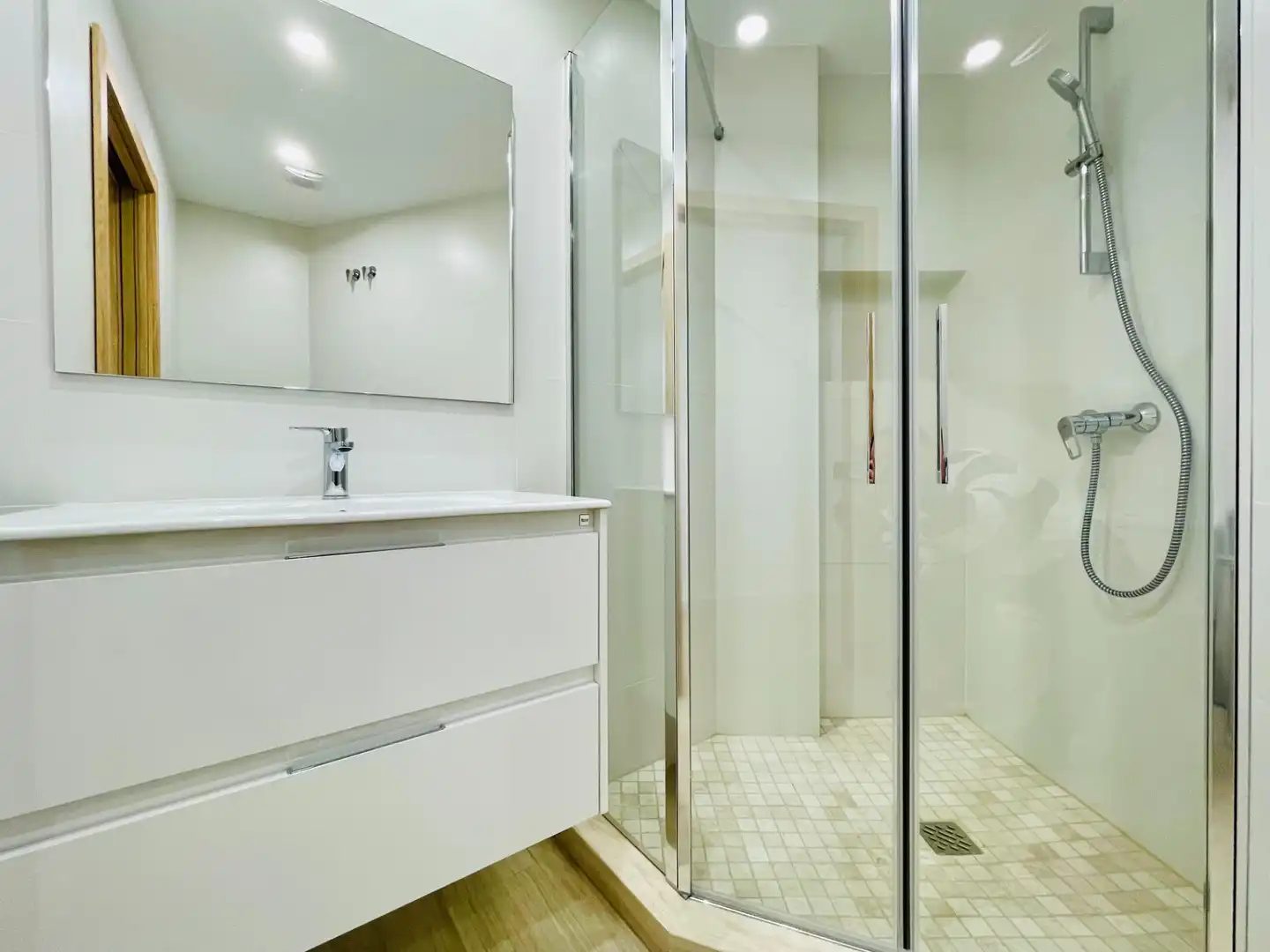 Badezimmer von Wohnung zur Miete in Córdoba mit Klimaanlage, Heizung und Terrasse