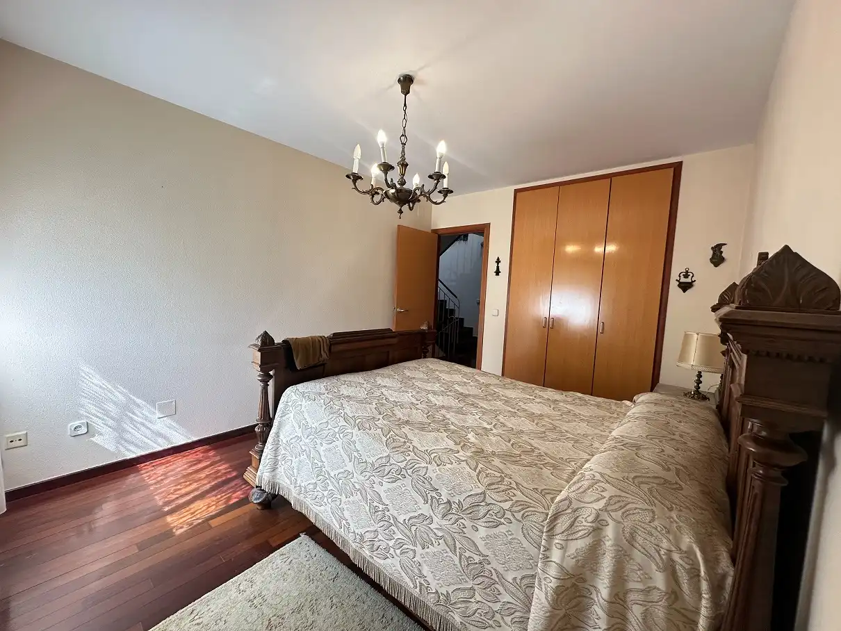 Habitación de Casa o chalet en venta en Santiago de Compostela  con Calefacción, Jardín privado y Parquet