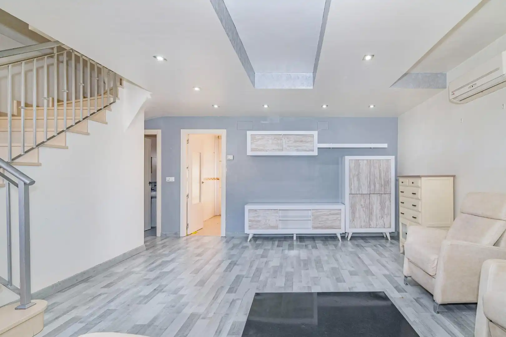 Casa aparellada amb terrassa en venda a Avenida LUIS JAVIER, imagen 5