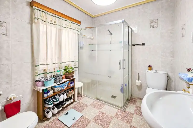 Bathroom of Houses for sale in Úbeda  with Air Conditioner, Terrace and Storage room