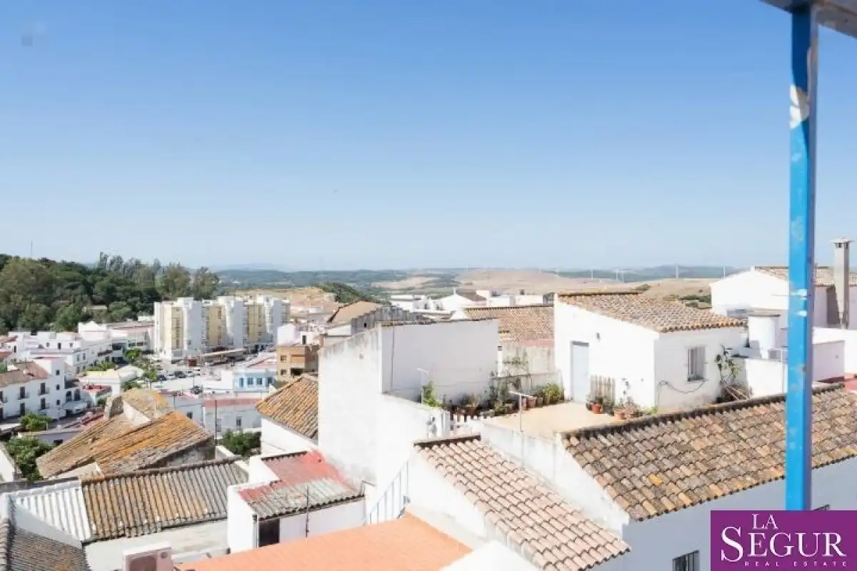 Vista exterior de Casa o xalet en venda en Alcalá de los Gazules amb Terrassa, Traster i Moblat