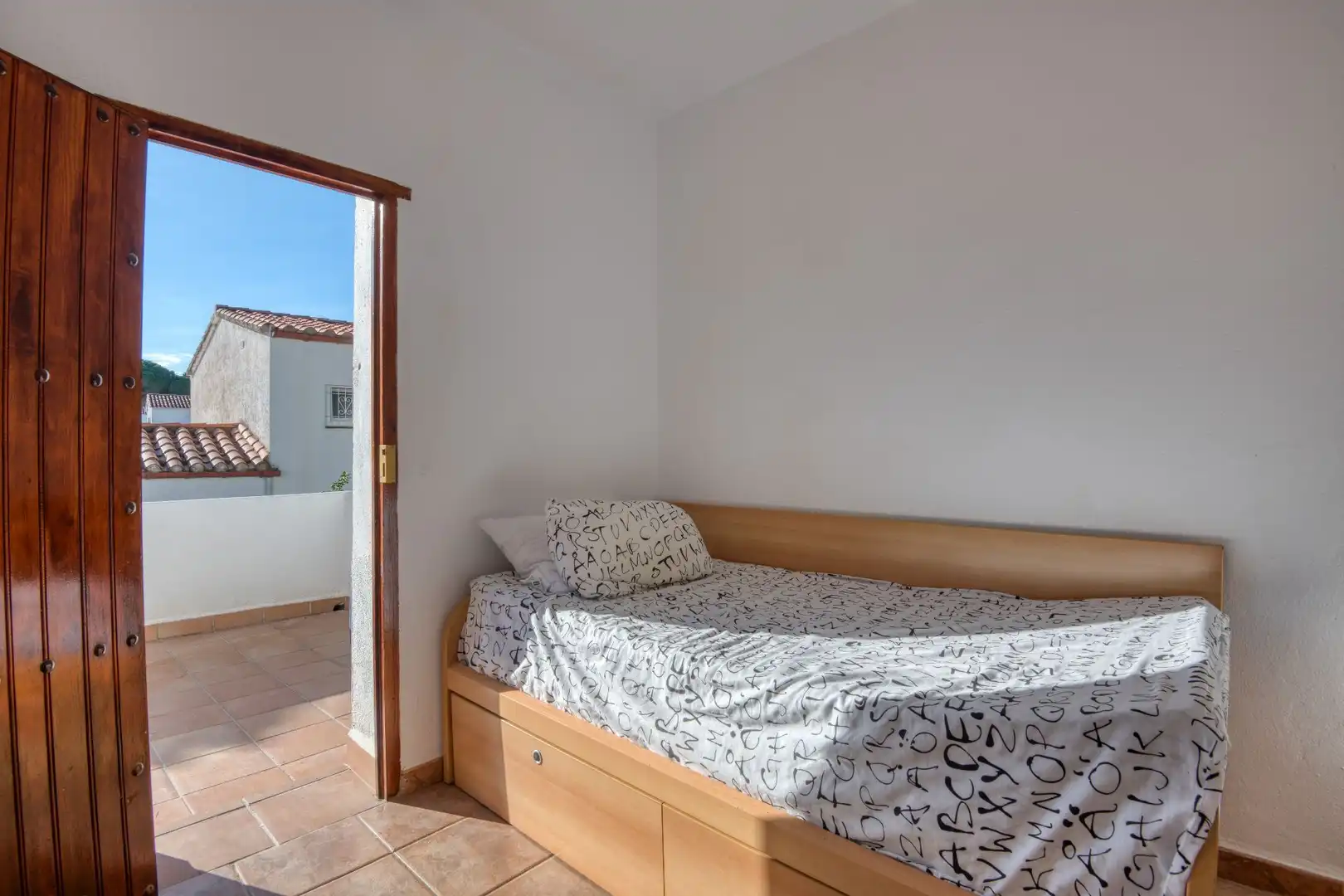 Habitación de Casa adosada en venta en L'Escala con Terraza y Amueblado