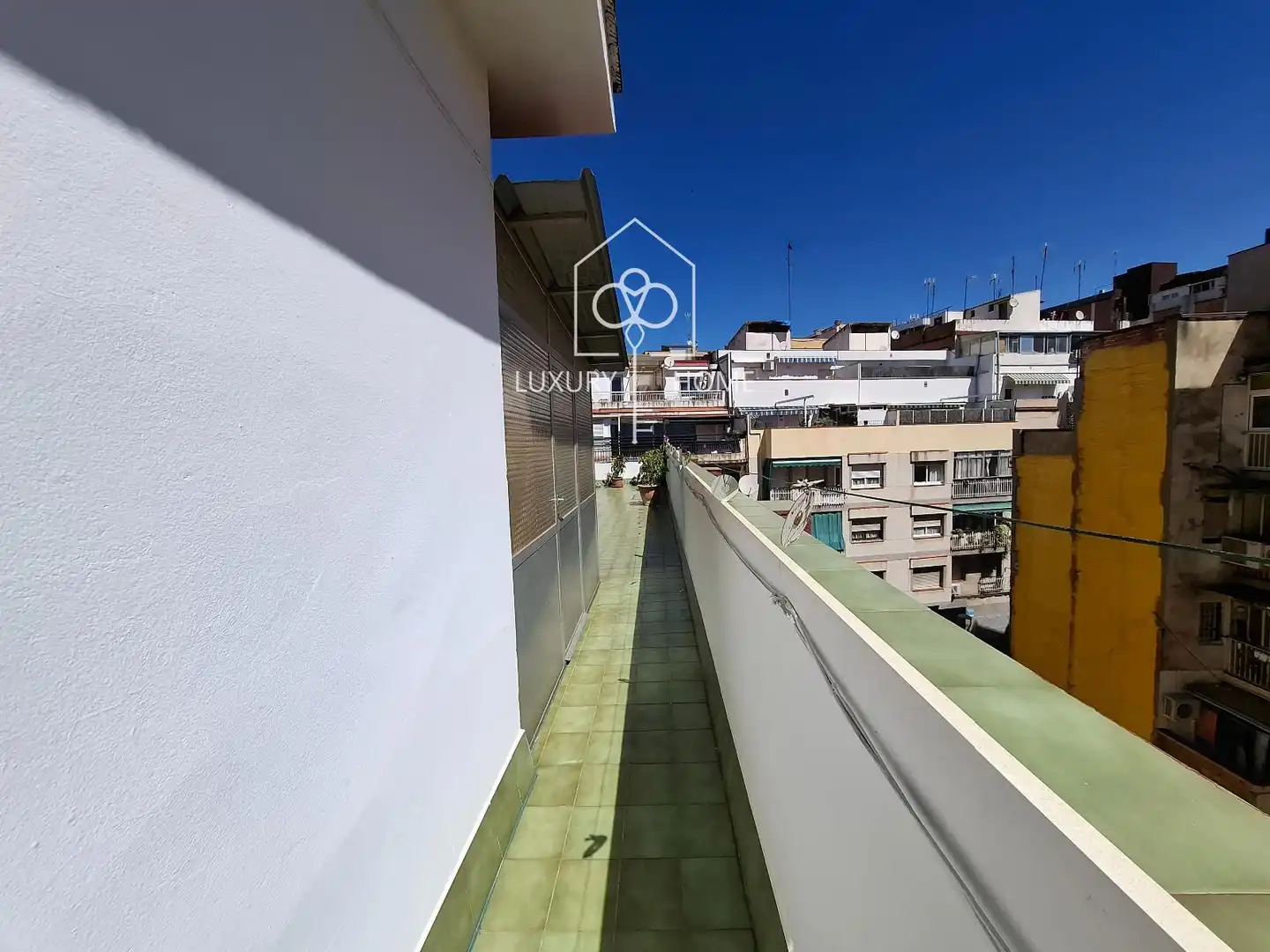 Vista exterior de Ático en venta en L'Hospitalet de Llobregat con Aire acondicionado, Calefacción y Parquet