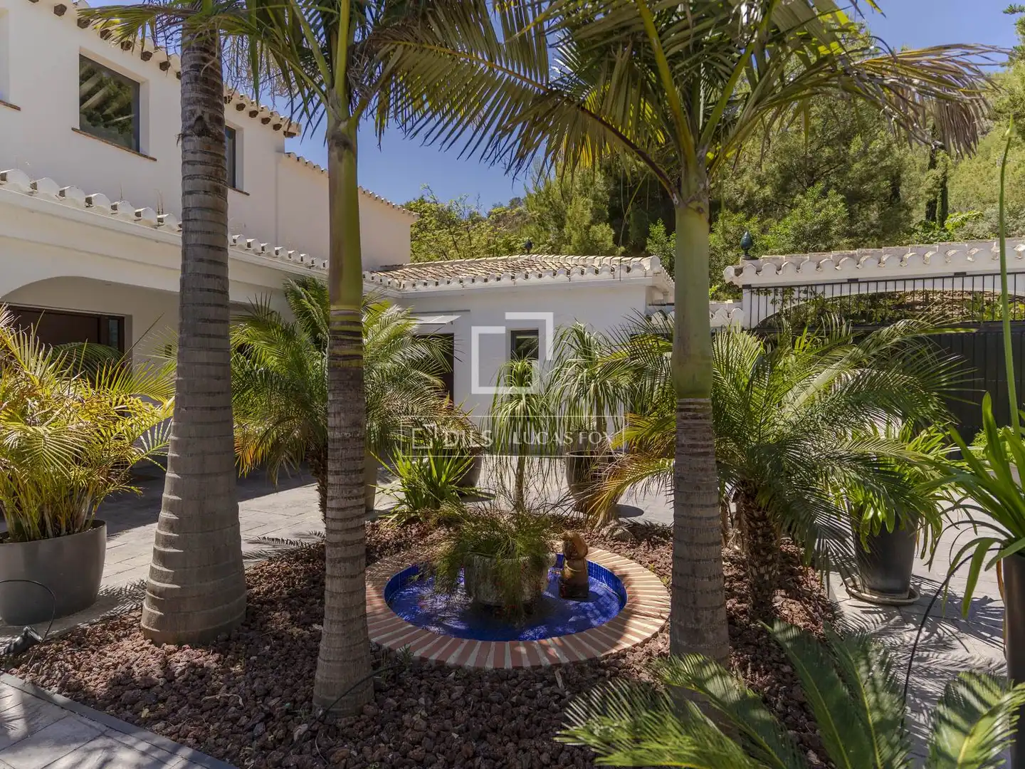 Vista exterior de Casa o xalet en venda en Almuñécar amb Aire condicionat, Calefacció i Jardí privat