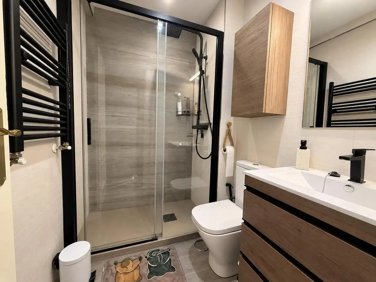 Badezimmer von Wohnung zur Miete in Fuencarral - El Pardo