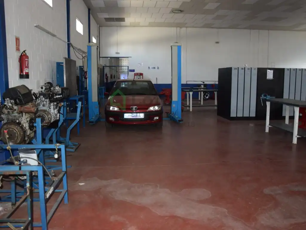 Aparcament de Nau industrial en venda en Badajoz