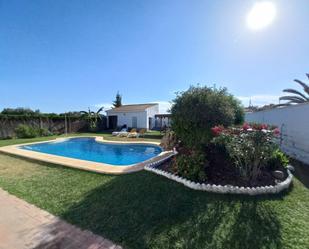 Swimming pool of House or chalet to rent in Carmona  with Air Conditioner, Heating and Private garden