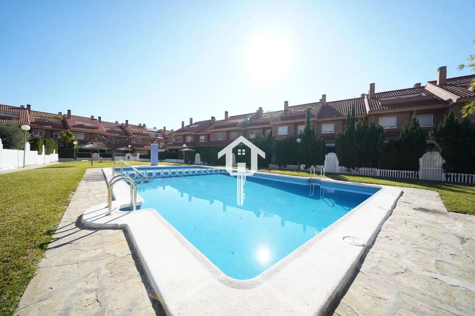 Piscina de Casa adosada en venda en Alicante / Alacant amb Aire condicionat, Calefacció i Jardí privat