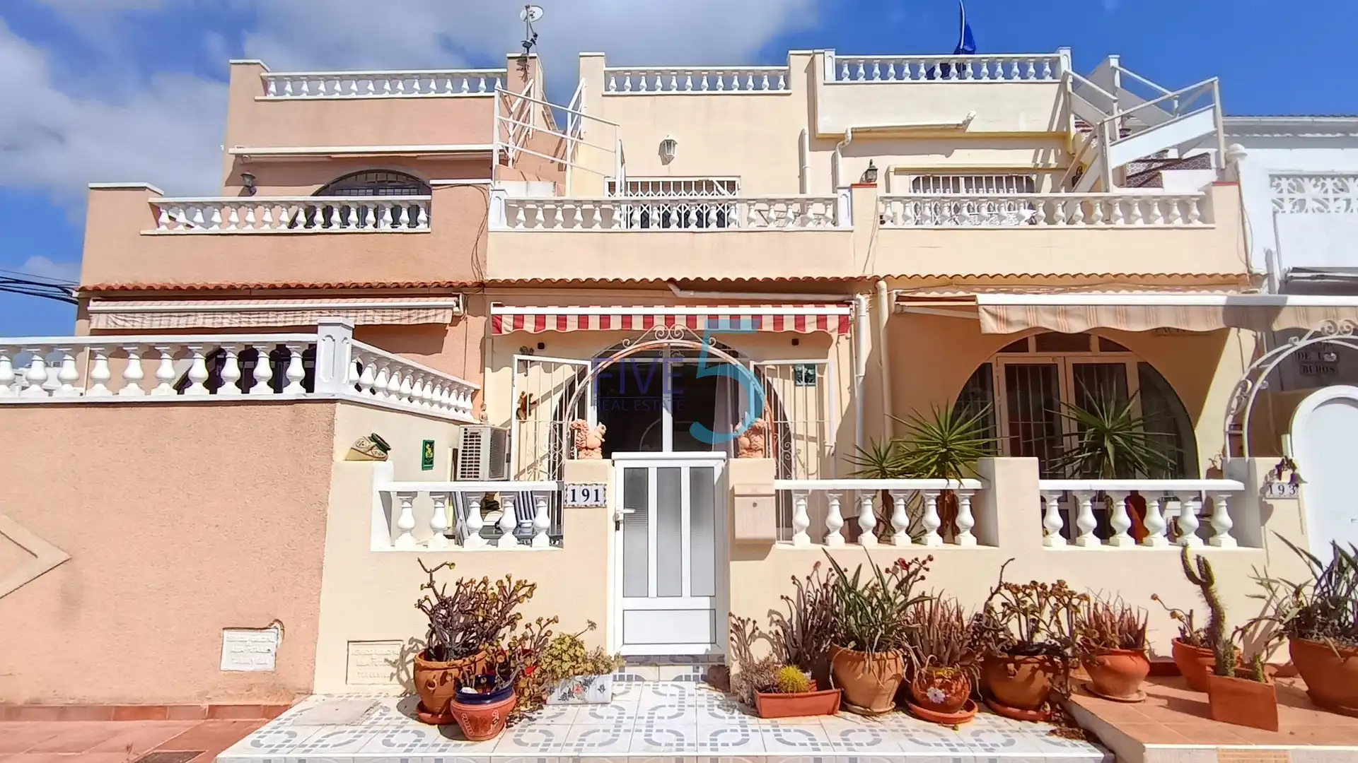 Vista exterior de Casa adosada en venda en Torrevieja amb Aire condicionat, Calefacció i Terrassa